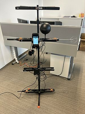 Comfort tree in the form of a tripod with different measurement levels is set up in the office for measurement.