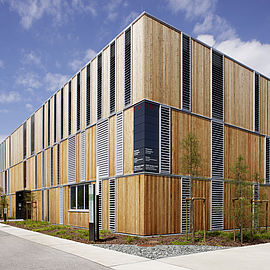 modernes Gebäude mit einer Holzfassade ©Lakeside Park|J.Puch
