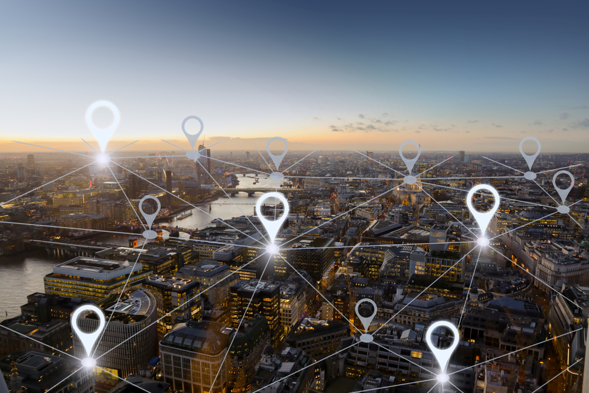 Routenplanung mit virtuell eingezeichneten Standortpunkten auf einem Stadtfoto