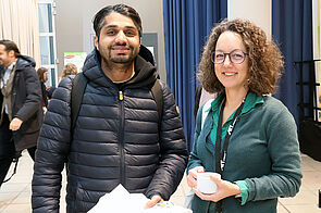 Zwei Teilnehmende der Konferenz