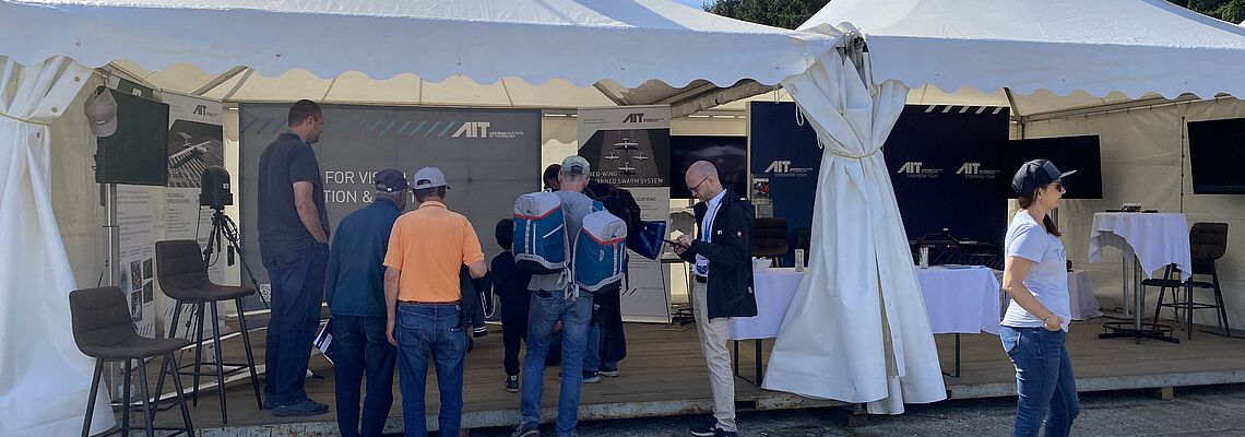 Besucher der Airpower vor dem AIT Stand