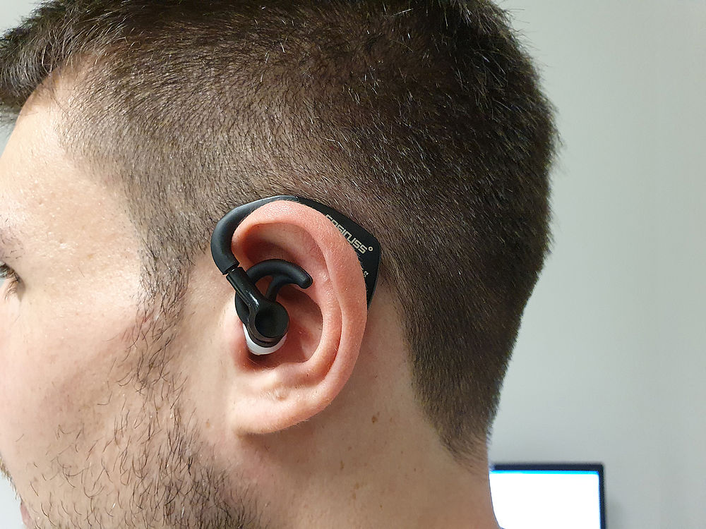 Seitenansicht eines Kopfes mit einem Ohrsensor