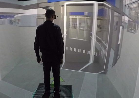 Personen befindet sich mittels VR Brille in einer Testumgebung