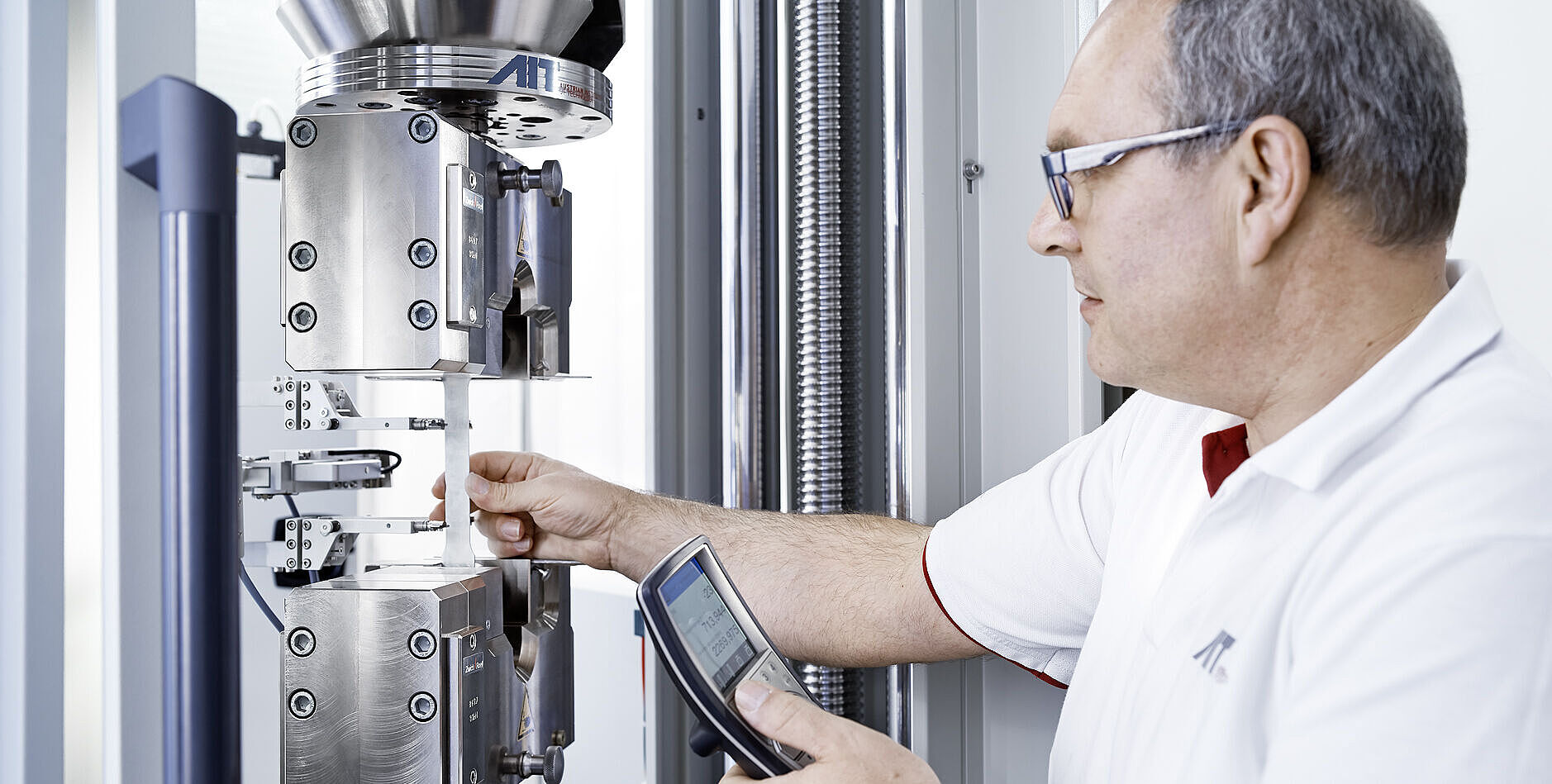 Wissenschaftler legt eine Zugprobe in die Versuchsanlage ein