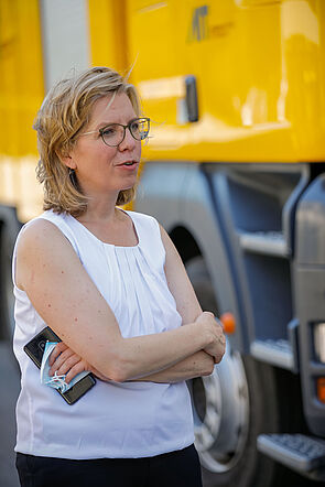 Federal minister Leonore Gewessler in front of the ROADstar