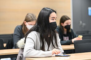 Maturantinnen am Smartphone bauen Neuronale Netze nach. Fotocredit: sprungbrett/ B. Gradwohl 