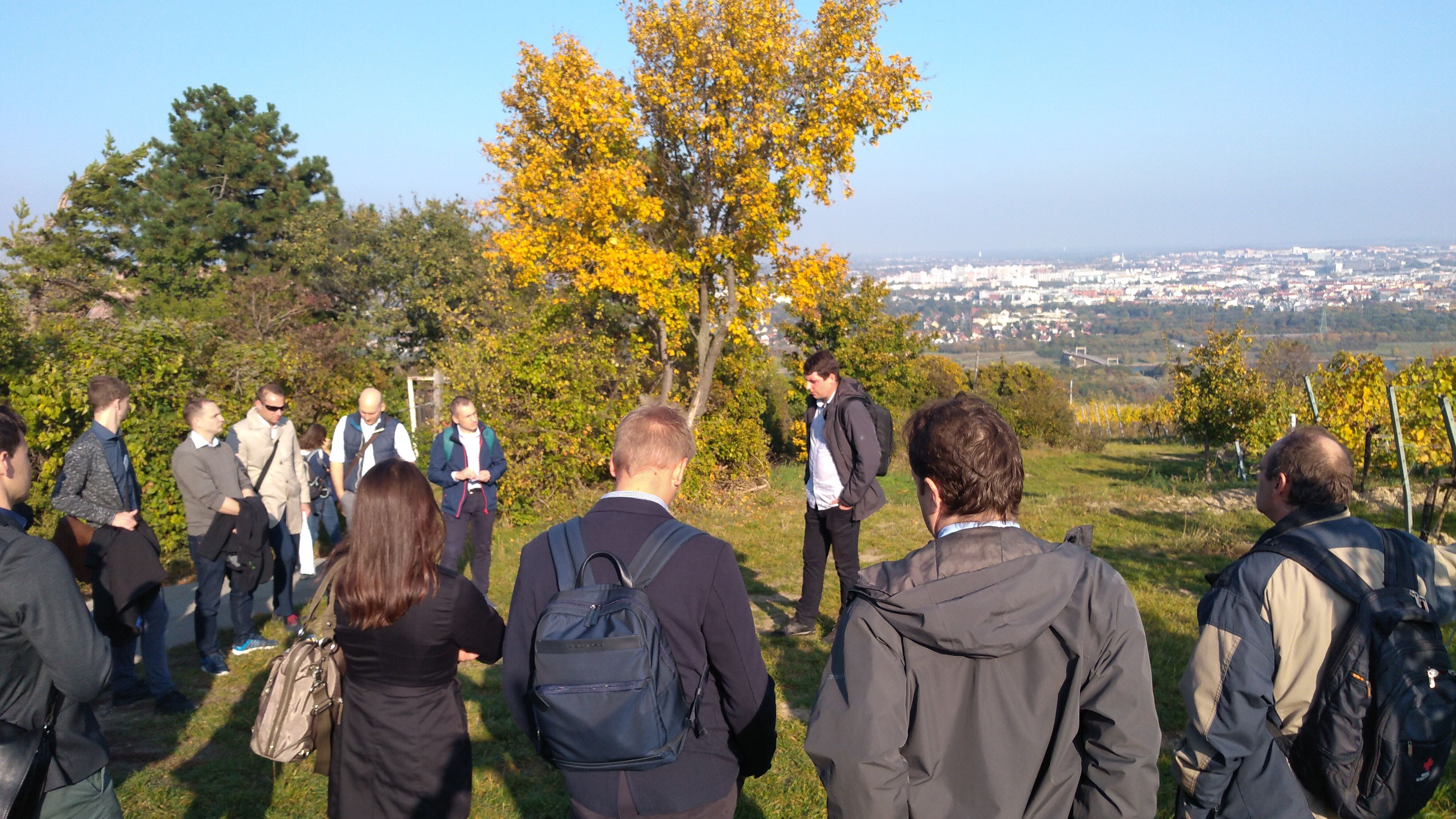 Vortrag draußen am Weinfeld