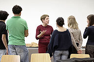 Claudia Jonak im Gespräch mit Schüler:innen