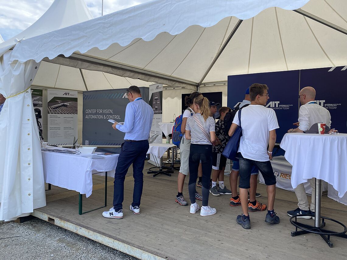 Besucheri:innen auf der Airpower im Gespräch mit AIT Mitarbeitern