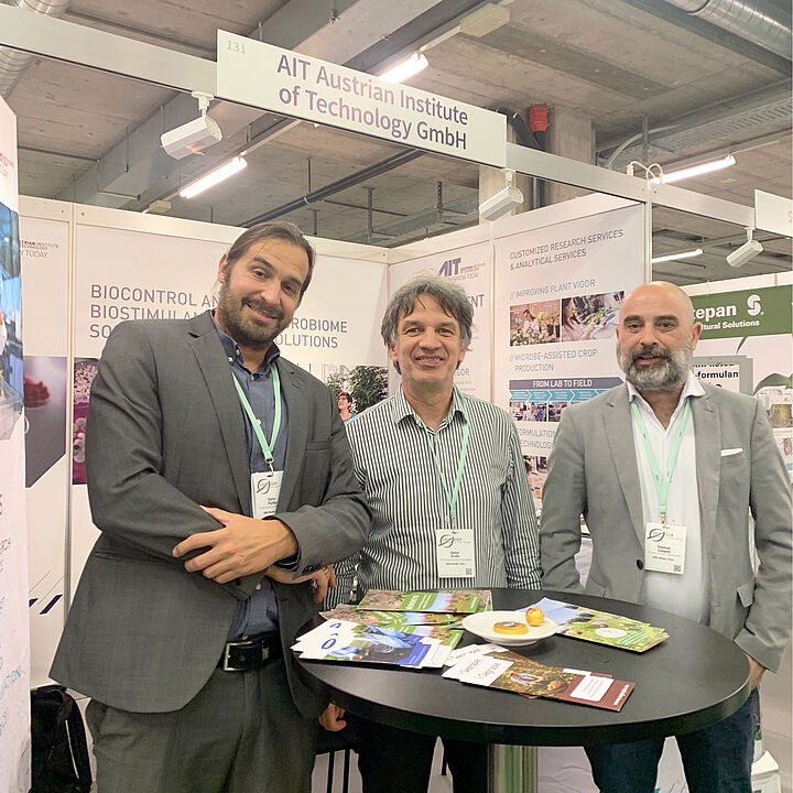 Gruppenfoto vor dem AIT Stand