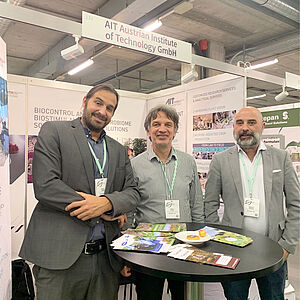 Gruppenfoto vor dem AIT Stand