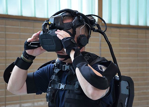 Polizist beim VR-Training - Projekt Shotpros