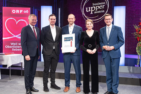 Gruppe mit Award