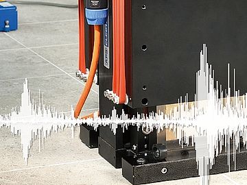 VIBES Coverbild mit einer Tonspur im Vordergrund und dahinter das Messgerät
