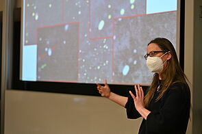 Pauline Meyer-Heye / AIT Forschungsgruppe High-Performance Vision Systems erklärt an einer Beispieldarstellung, wie Algorithmen trainiert werden. Fotocredit: sprungbrett/ B. Gradwohl   