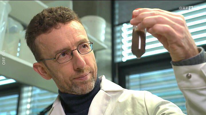 Wissenschaftler betrachtet Bodenprobe