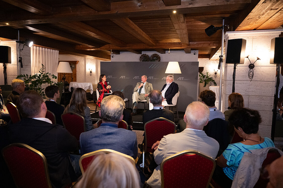 Alexandra Föderl-Schmid, Hannes Androsch und Franz Fischler sitzen vor Publikum in einer Gaststube