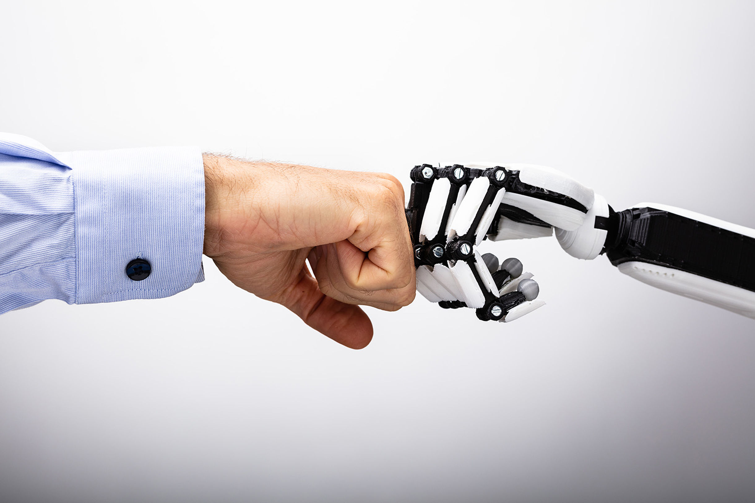 Begrüßung zwischen Mensch und Roboter