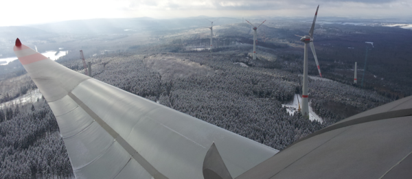 Blick von oben auf Windenergieanlagen ohne Eis, winterliche Landschaft, copyright Verbund 