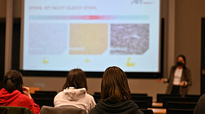 Matura students in the lecture hall. They learn about the different structures in steel, such as Ferrite, Austenite and Martensite. Photo credit: sprungbrett/ B. Gradwohl 