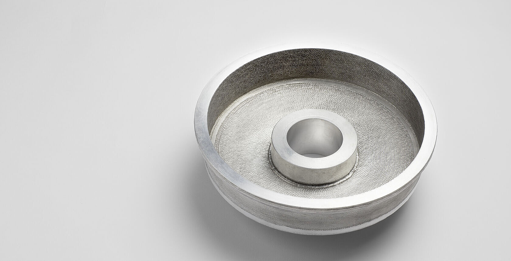 WAAM-Bauteil Gehäuseabdeckung auf weißem Hintergrund