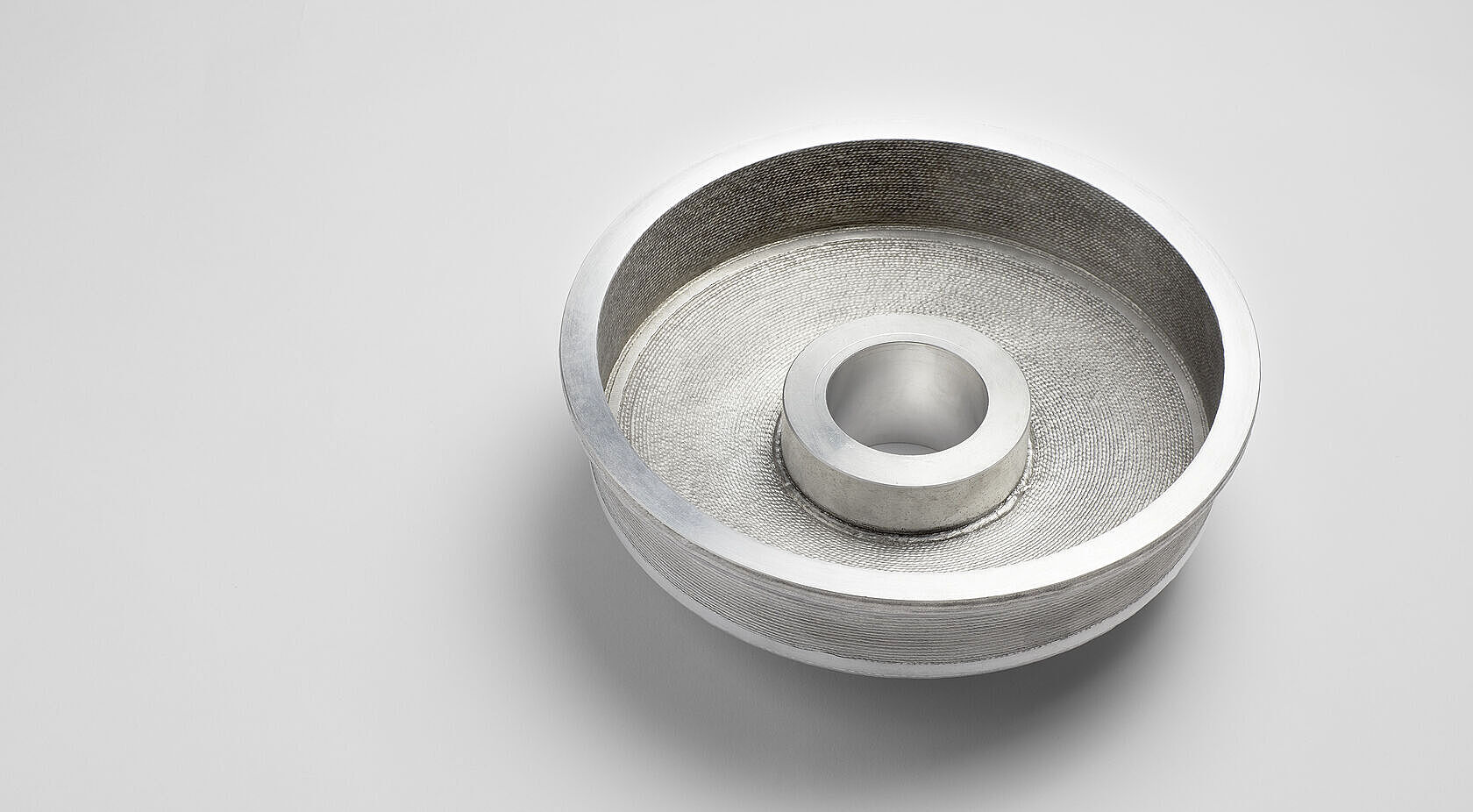 WAAM-Bauteil Gehäuseabdeckung auf weißem Hintergrund