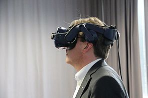 Mann trägt VR Brille