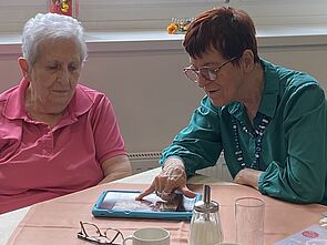 The Tactile Multimedia Guide: multisensory discovery of art objects Two retirement home residents with the Feelif.tablet