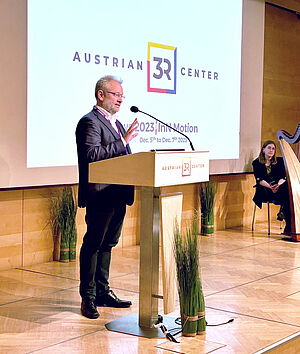 Winfried Neuhaus auf der Bühne hinter einem Pult