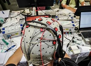 Bild eines Kopfes mit EEG