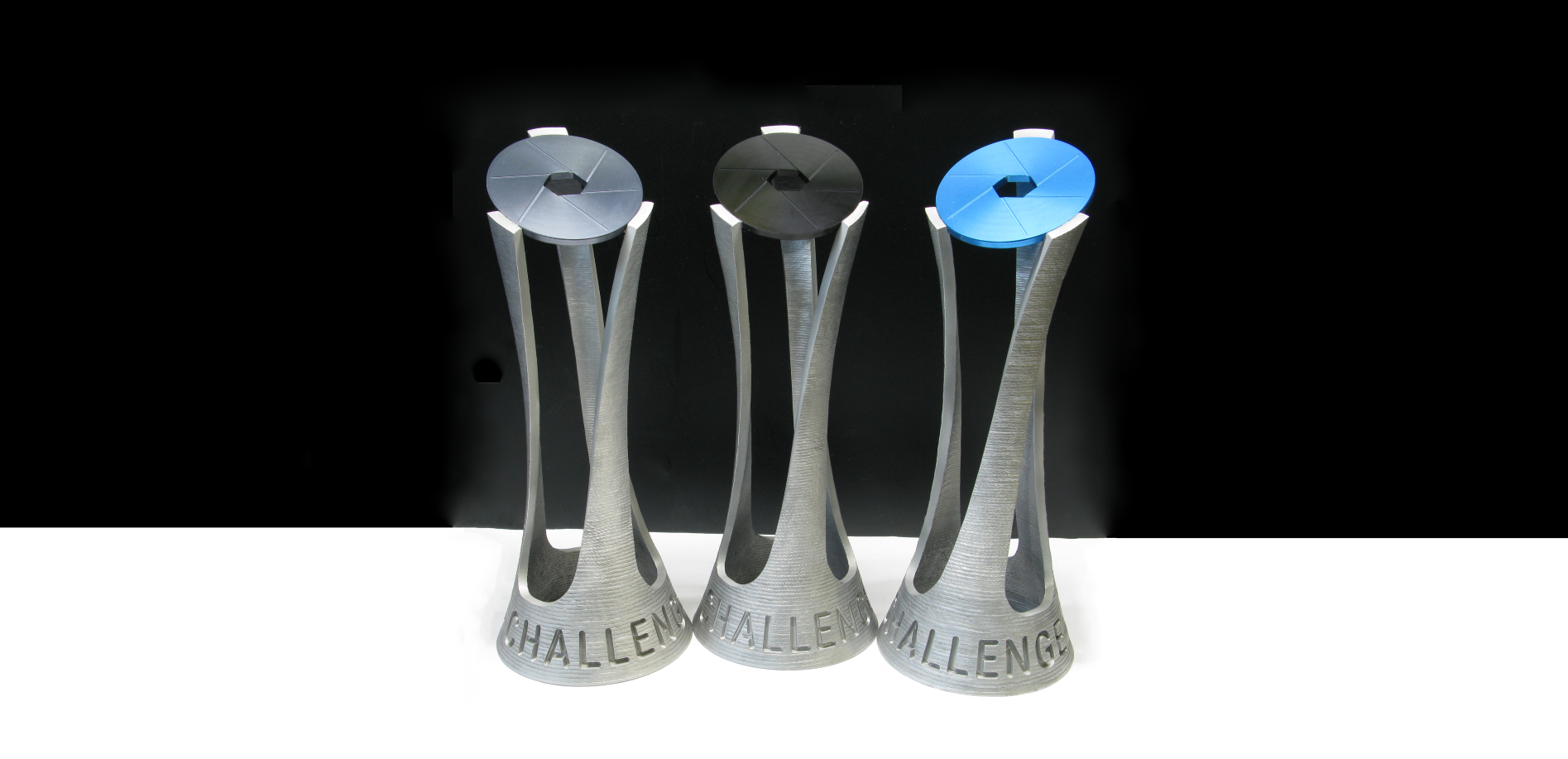 3 Metalltrophäen mit unterschiedlichen Linsenfarben