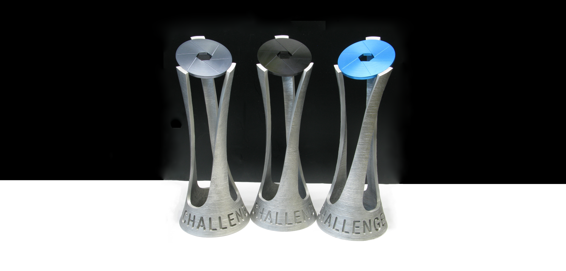 3 Metalltrophäen mit unterschiedlichen Linsenfarben