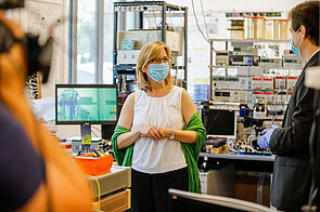 Federal minister Leonore Gewessler in a laboratory