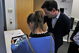 Das Bild zeigt zwei Personen wie sie mit Hilfe eines Tablets/AR den Stadtplan betrachten.