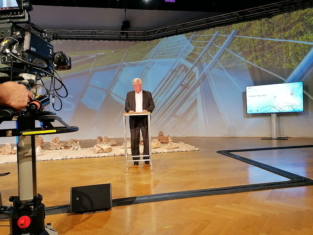 Prof. Dr. Wolfgang Knoll in front of the camera during a live broadcast from Studio Alpbach