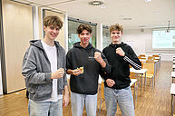 Claudia Jonak im Gespräch mit Schüler:innen