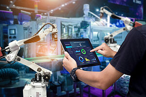 Roboter Hand und Mensch