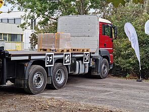 AIT Seibersdorf; Large Scale Robotics Lab; LKW mit beladener und leerer Palette.