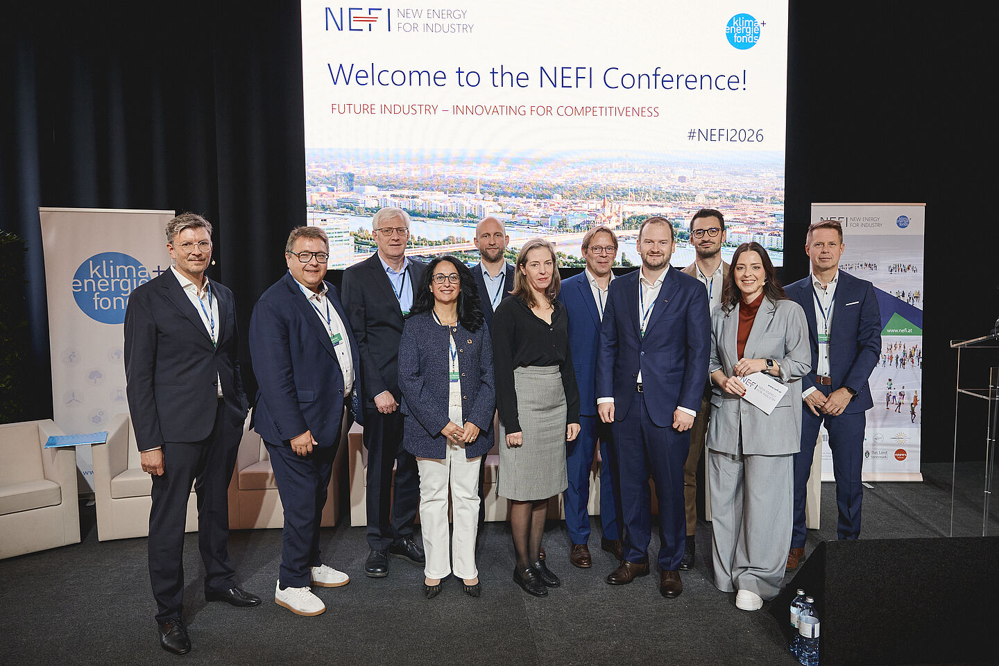 NEFI-Konferenz 2026: Industrielle Transformation als Chance für Wettbewerbsfähigkeit Wie kann die industrielle Transformation zum Wettbewerbsvorteil werden? Nationale und internationale Perspektiven im Rahmen der Keynotes und Podiumsdiskussion. Bild v.l.n.r.: Thomas Kienberger (Montanuniversität Leoben/NEFI), Martin Graf (Energie Steiermark), Stephan Laiminger (INNIO Jenbacher), Mercedes Maroto-Valer (Heriot-Watt University/IDRIC), Urban Peyker (Klima- und Energiefonds), Judith Neyer (Bundesministerium für Wirtschaft, Energie und Tourismus), Alexander Sauer (Universität Stuttgart/Fraunhofer IPA), Bernhard Gahleitner (AIT/NEFI), Dorian Wessely (Business Upper Austria/NEFI), Cornelia Ertl (Moderatorin), Christian Wallner (KELAG).