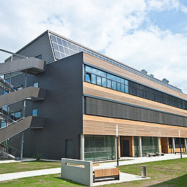 modernes Gebäude mit Holz verziert