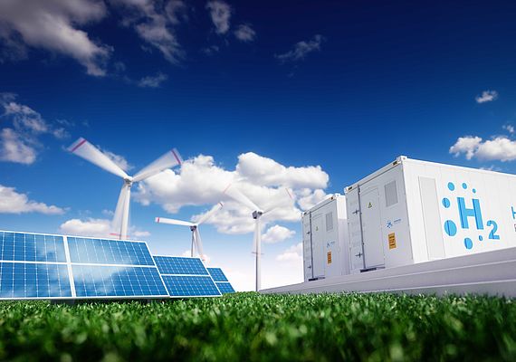 [Translate to English:] Photovoltaik Panele, Windräder und Wasserstofflager auf einem Bild