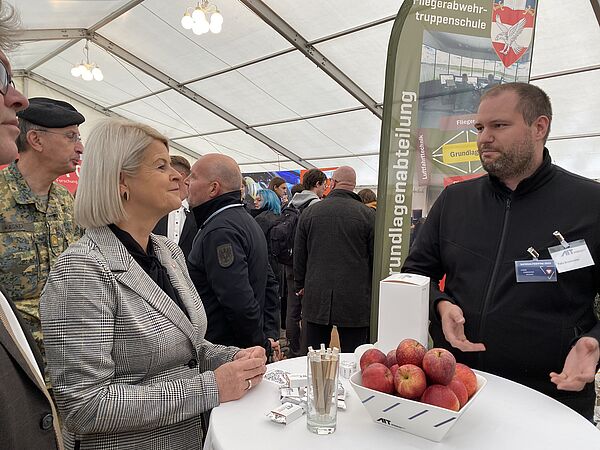 AIT Wissenschaftler F. Bruckmüller im Gespräch mit K. Tanner, Bundesministerin für Landesverteidigung und M. Polaschek, Bundesminister für Bildung, Wissenschaft und Forschung am AIT Stand