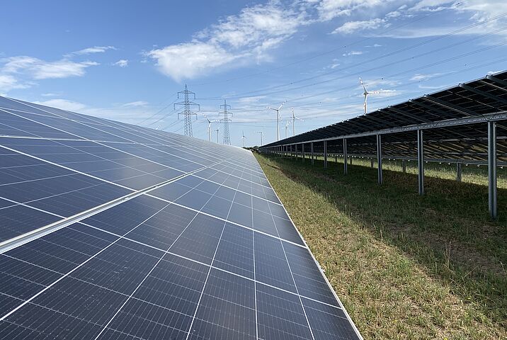 Feld mit Photovoltaik-Anlage
