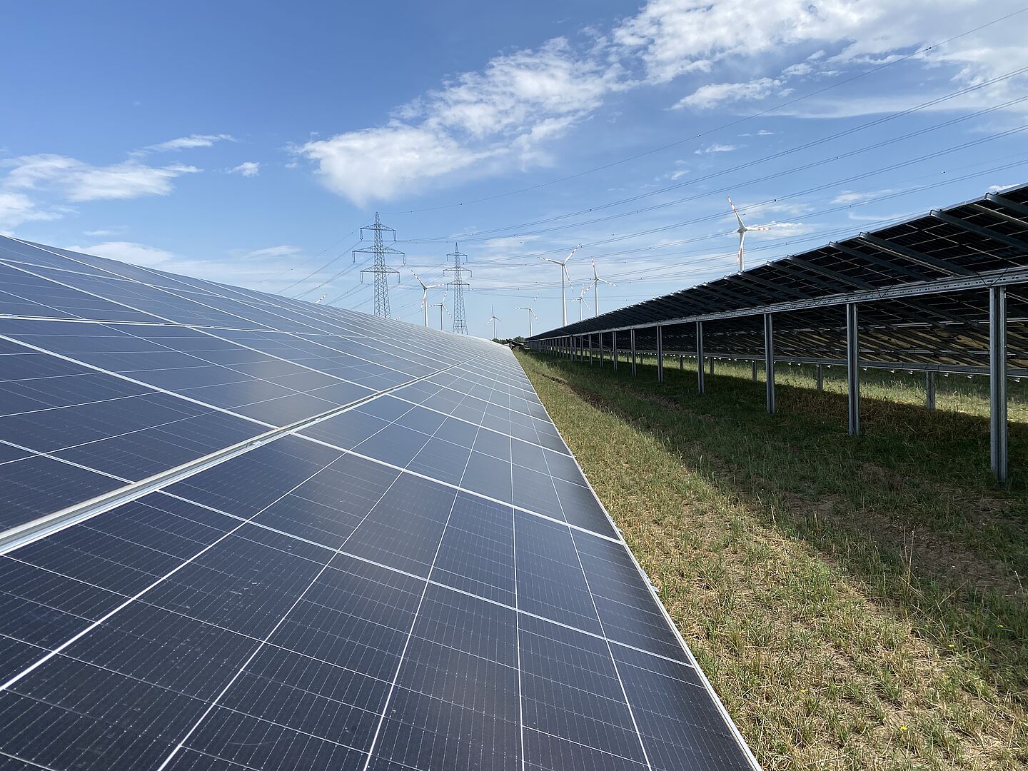 Feld mit Photovoltaik-Anlage Feld mit Photovoltaik-Anlage
