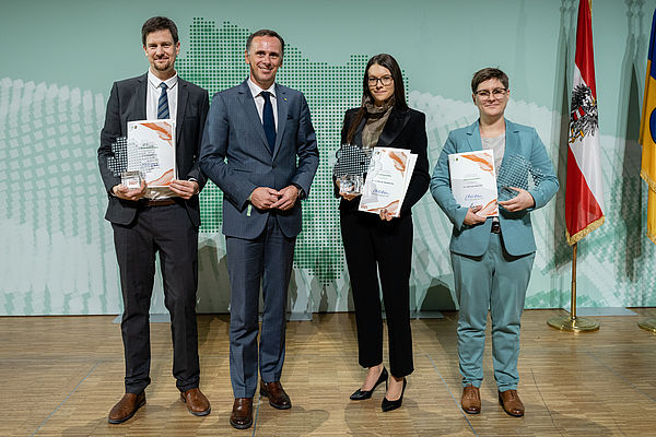 Bernadette Fina und die anderen Preisträger des Anerkennungspreises des Landes Niederösterreich 2021 © Klaus Ranger