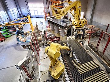 [Translate to English:] Industrie Halle und Roboter