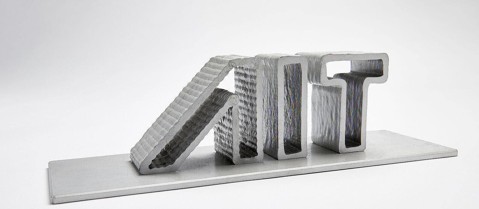 WAAM-Bauteil AIT Logo in 3D auf weißem Hintergrund