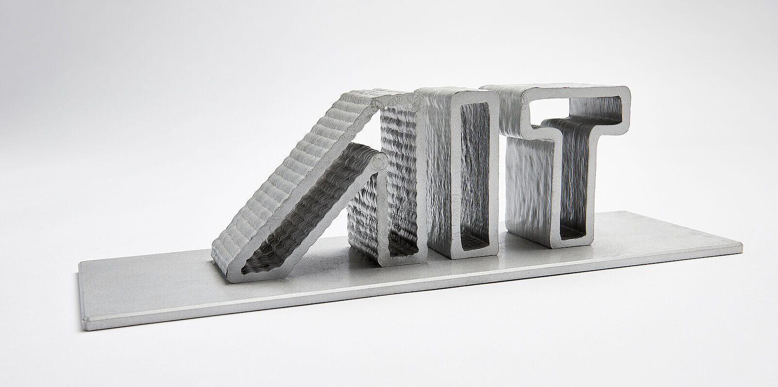 WAAM-Bauteil AIT Logo in 3D auf weißem Hintergrund