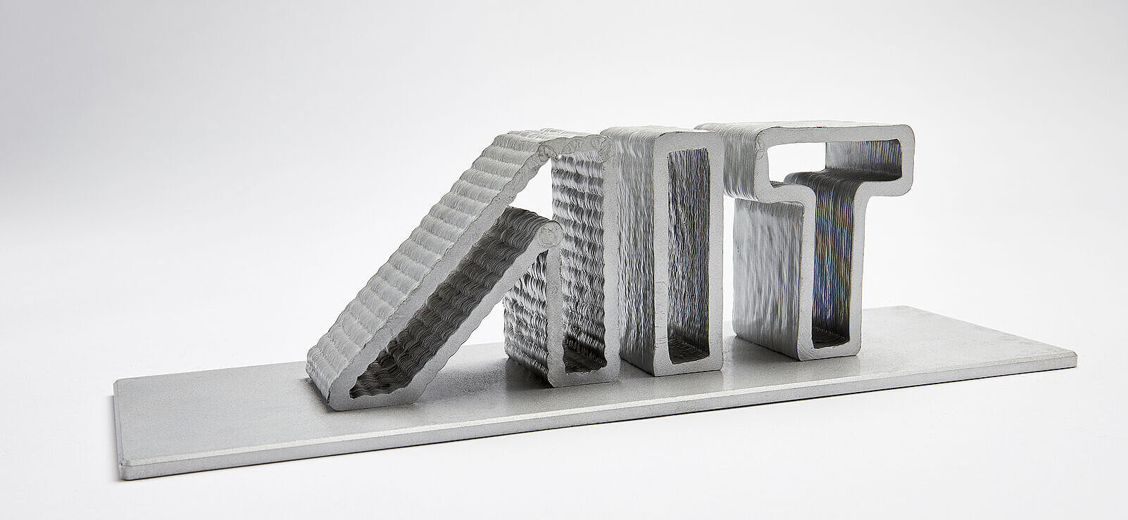 WAAM-Bauteil AIT Logo in 3D auf weißem Hintergrund