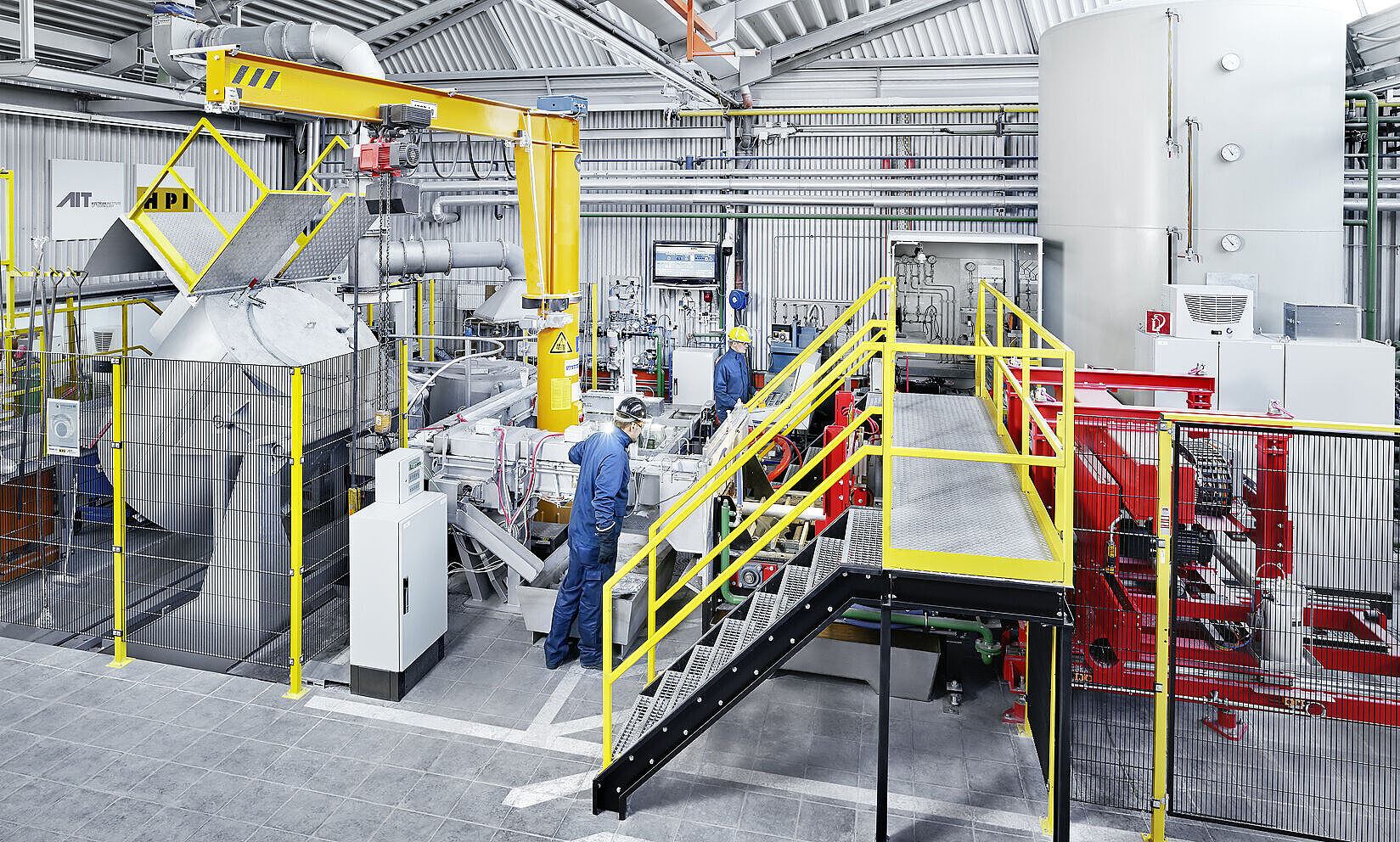 Horizontalstranggiessanlage mit zwei Wissenschaftlern